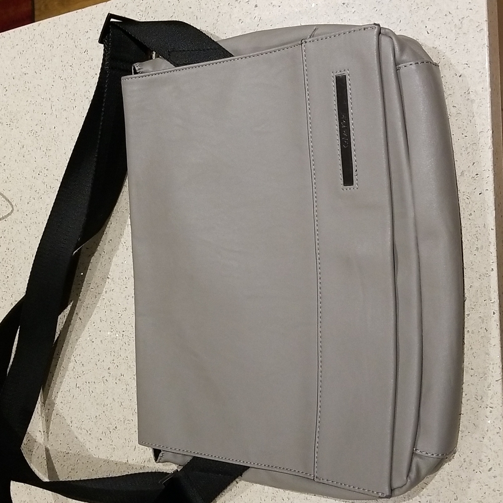 Calvin Klein Unisex shoulder/crossbody messenger bad NWOTS grey and black